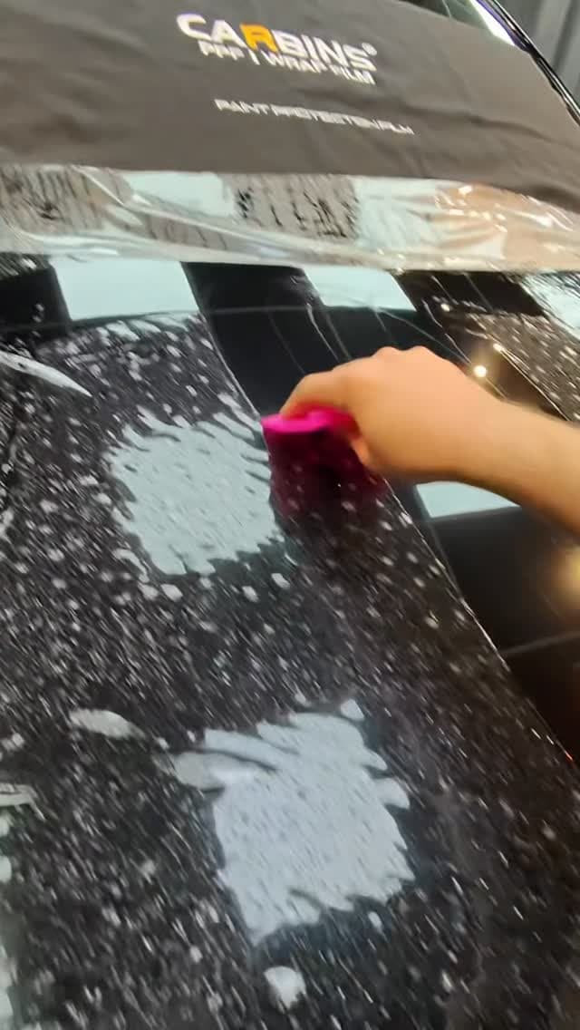 Koyu renkli araç panelinde köpük ve aplikatörle kaplama çalışması