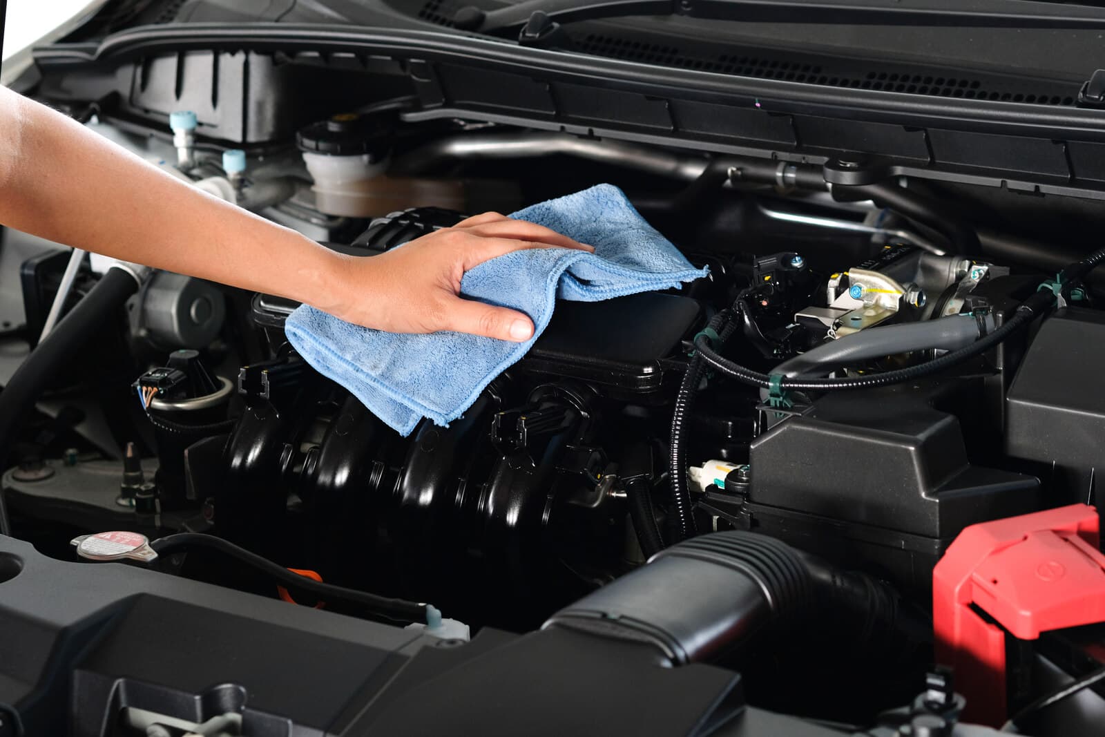 Motor bölmesinin mikrofiber bezle kontrollü temizliği